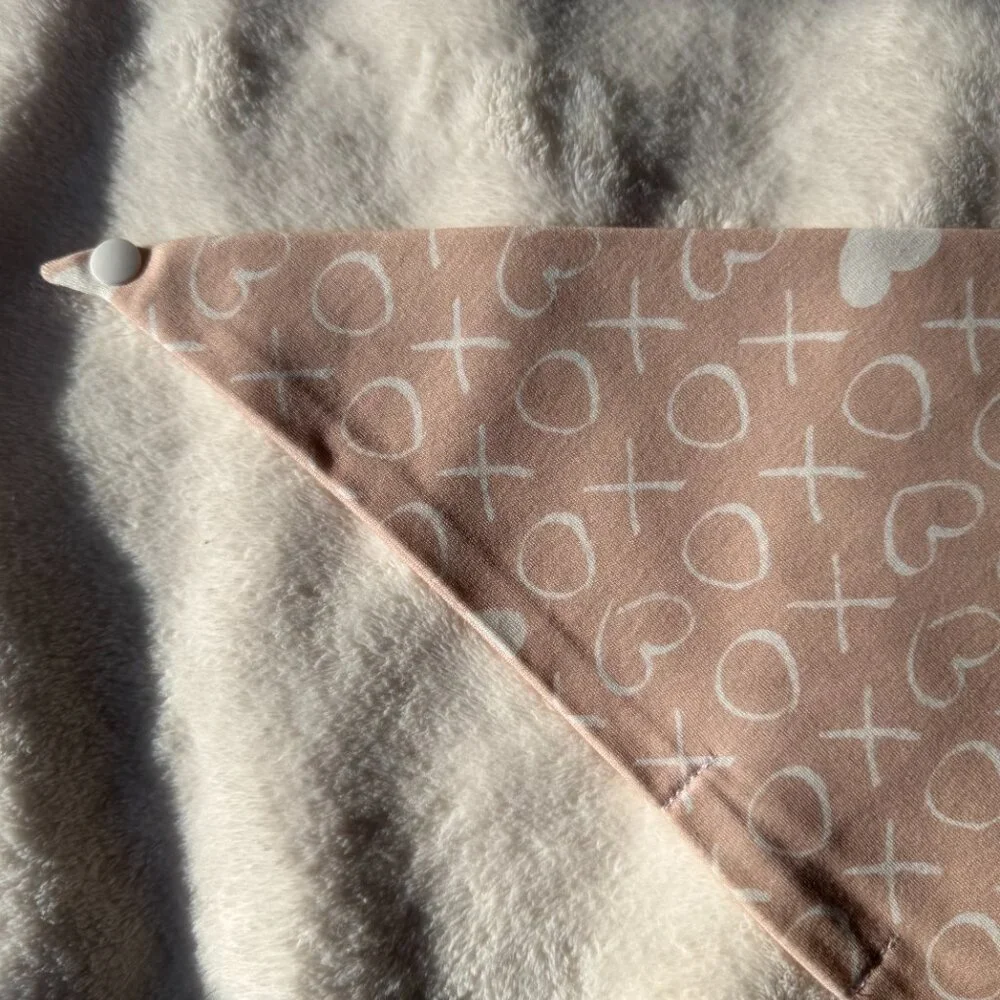NWT Loic by Design XOXO Pattern Dog Bandana for Valentine's Day, Pink, Size M